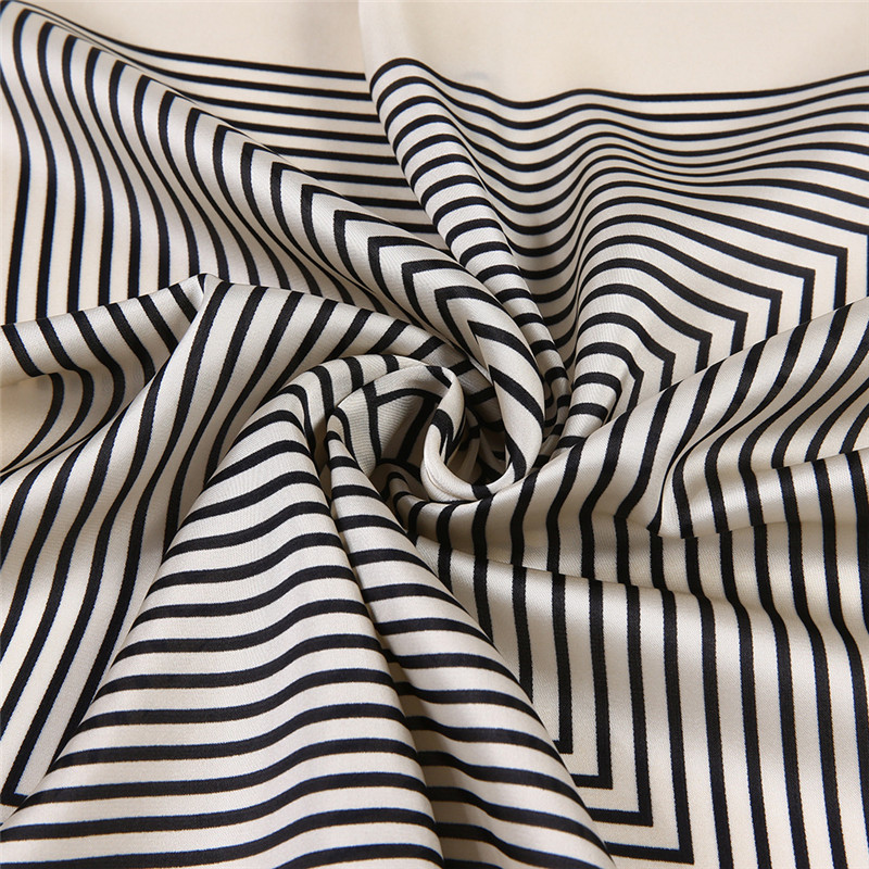 Fringe Frame Vierkante Sjaals  - Silk Tie Striped recensie en prijs