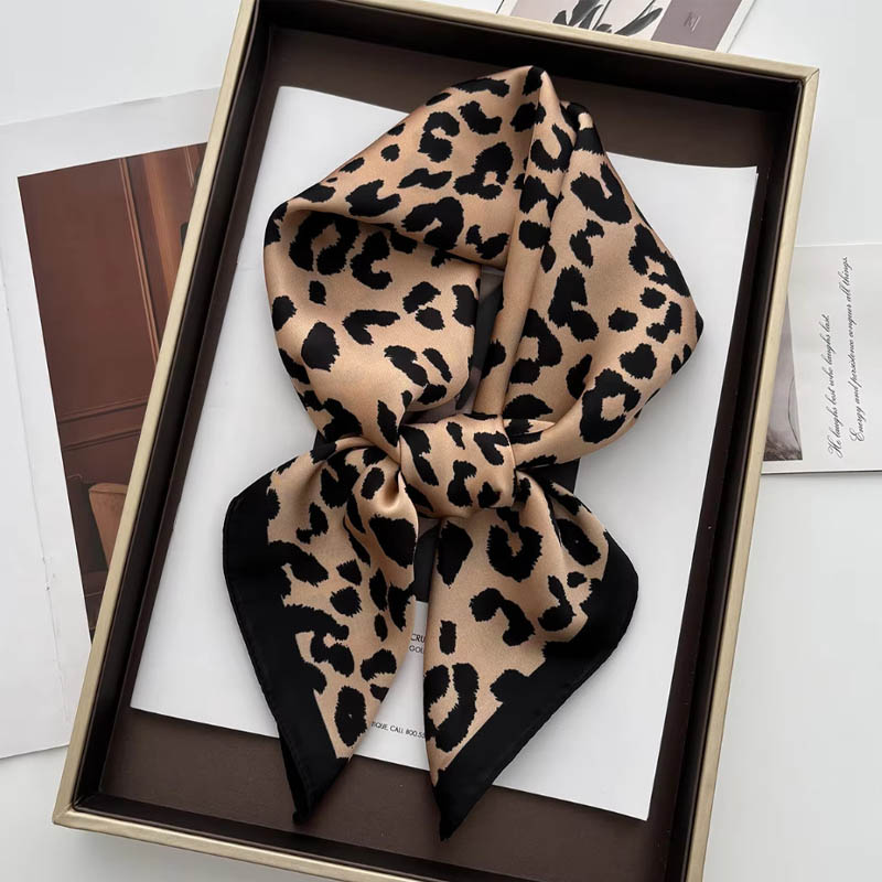 Luxe Luipaard Print Vrouwelijk - Ascot Neck Scarf recensie en prijs